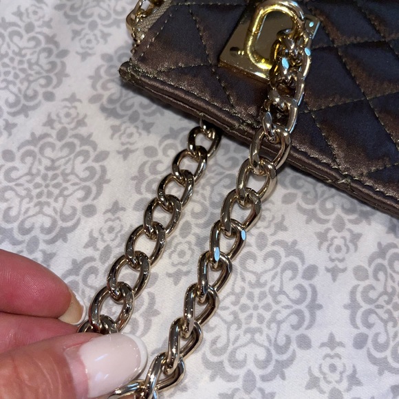 Olive green satin quilted clutch bag - Picture 2 of 4